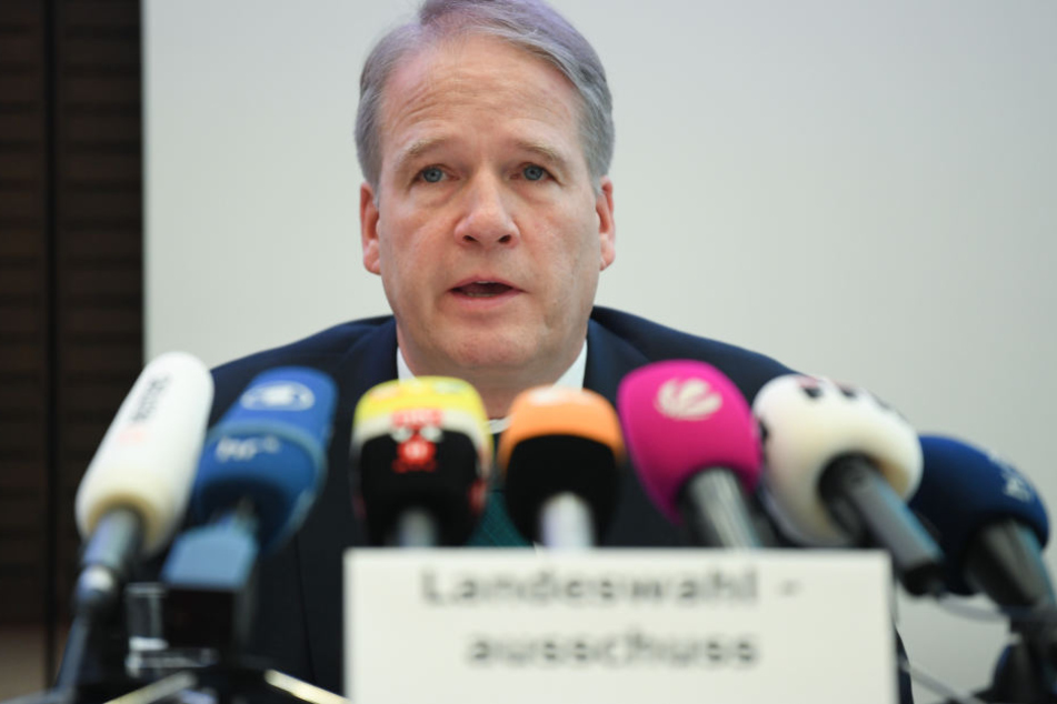 Landeswahlleiter Wilhelm Kantherr trägt vor dem Landeswahlausschuss Hessen im Sitzungssaal des hessischen Innenministeriums das endültige Ergebnis der Landtagswahl vor.