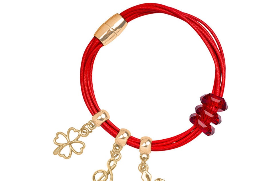 Ein rotes Armband verursachte die Beschwerden einer 44-Jährigen.