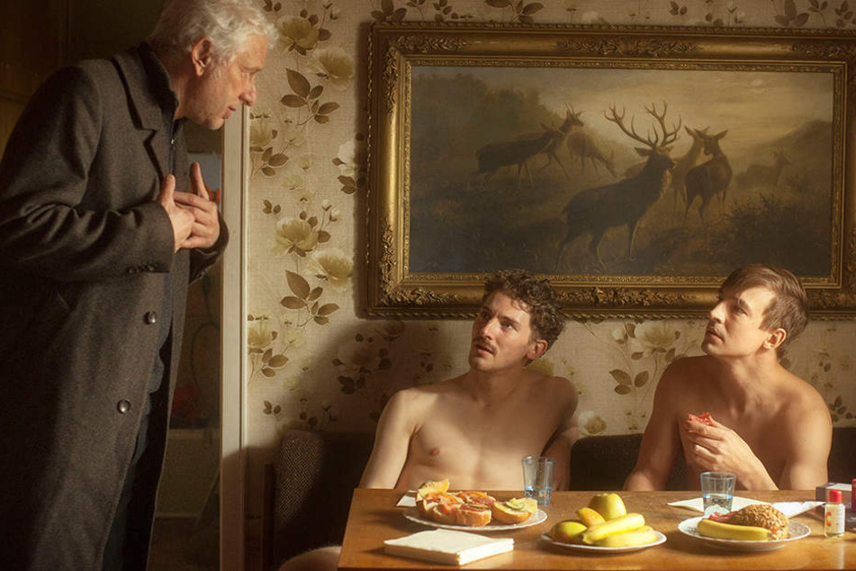 Kriminalhauptkommissar Franz Leitmayr (Udo Wachtveitl) unterhält sich mit zwei Pornodarstellern (Martin Bruchmann und Sebastian Fischer) am Set.