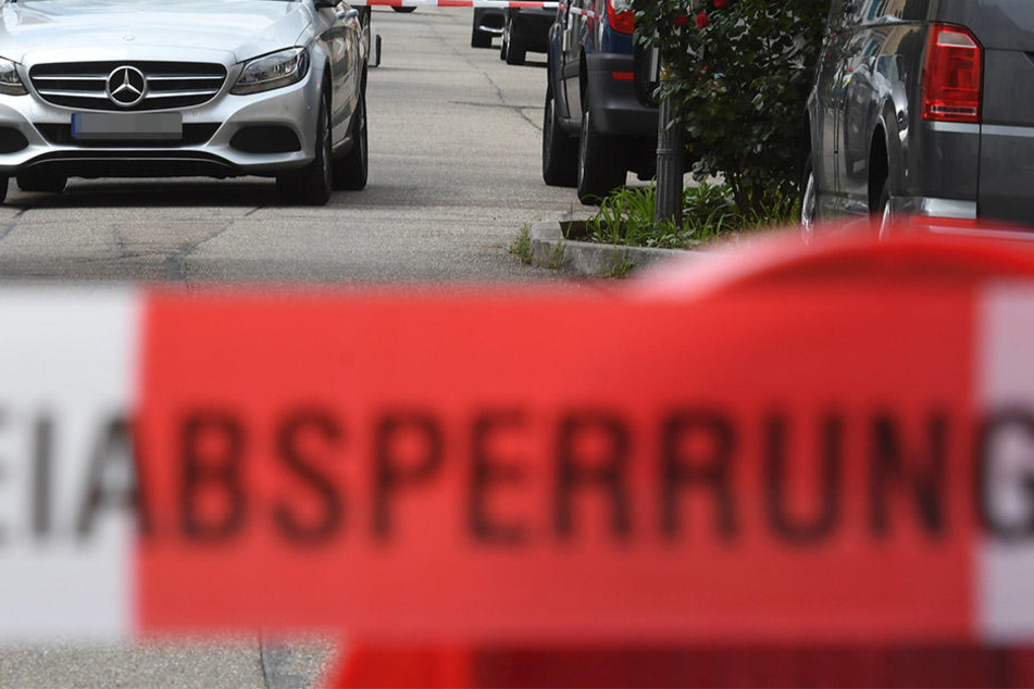 Auf einem Parkplatz fielen die vier Männer über ihr Opfer her.