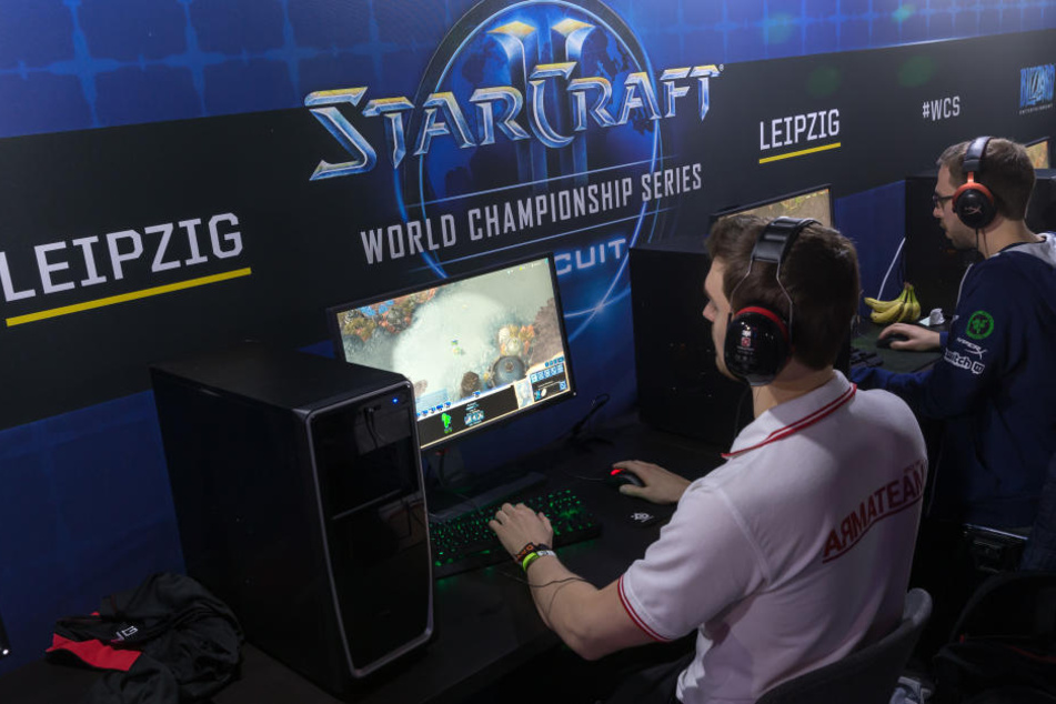 Starcraft-II-Profis auf der Leipziger Messe bei der Arbeit. Einer von ihnen fährt am Sonntag mit 20.000 Euro und einem WM-Ticket im Gepäck nach Hause.