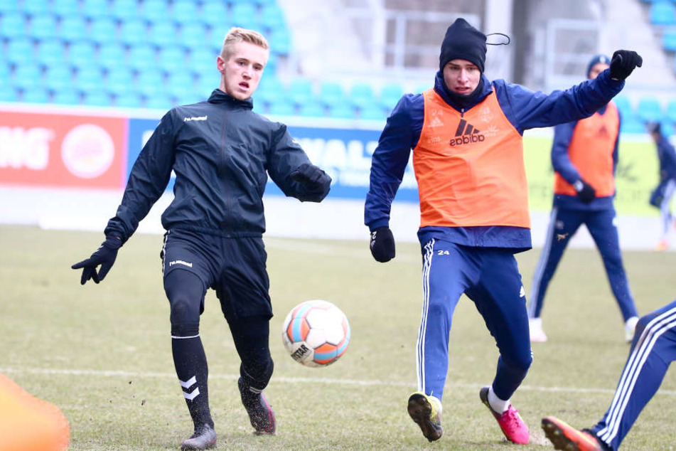 Alexander Dartsch (Meuselwitz) kämpft mit Florian Hansch (CFC) um den Ball. Der Chemnitzer Hansch traf dann noch aus der Nahdistanz.