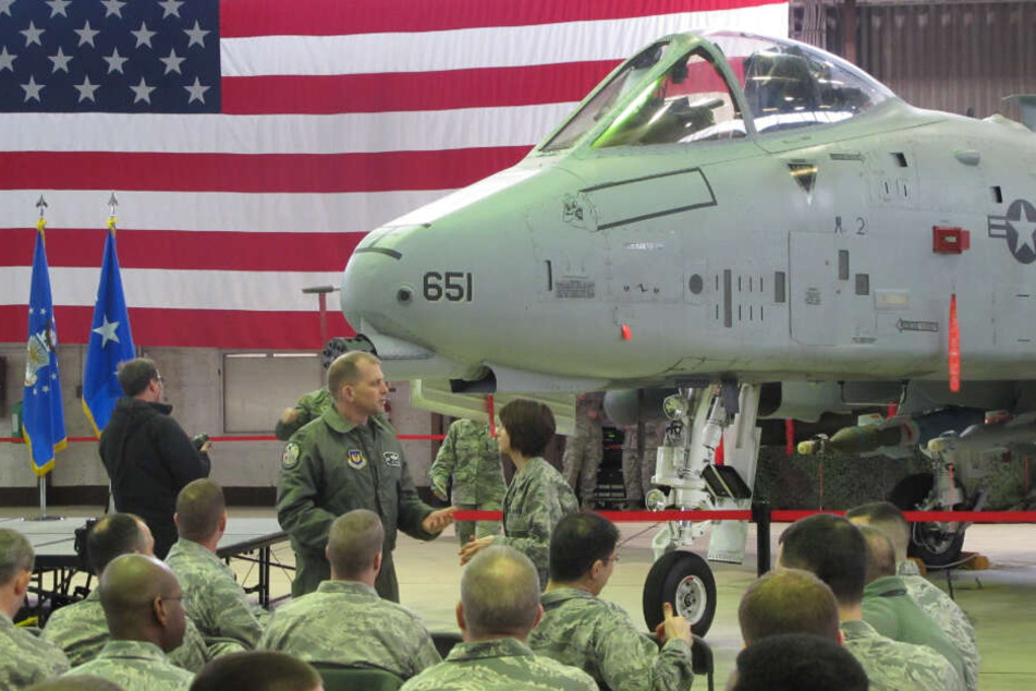 US-Soldaten vor einem A-10-Kampfflugzeug bei der Begrüßung der neu verlegten Soldaten auf dem US-Flugplatz in Spangdahlem (Archivbild).