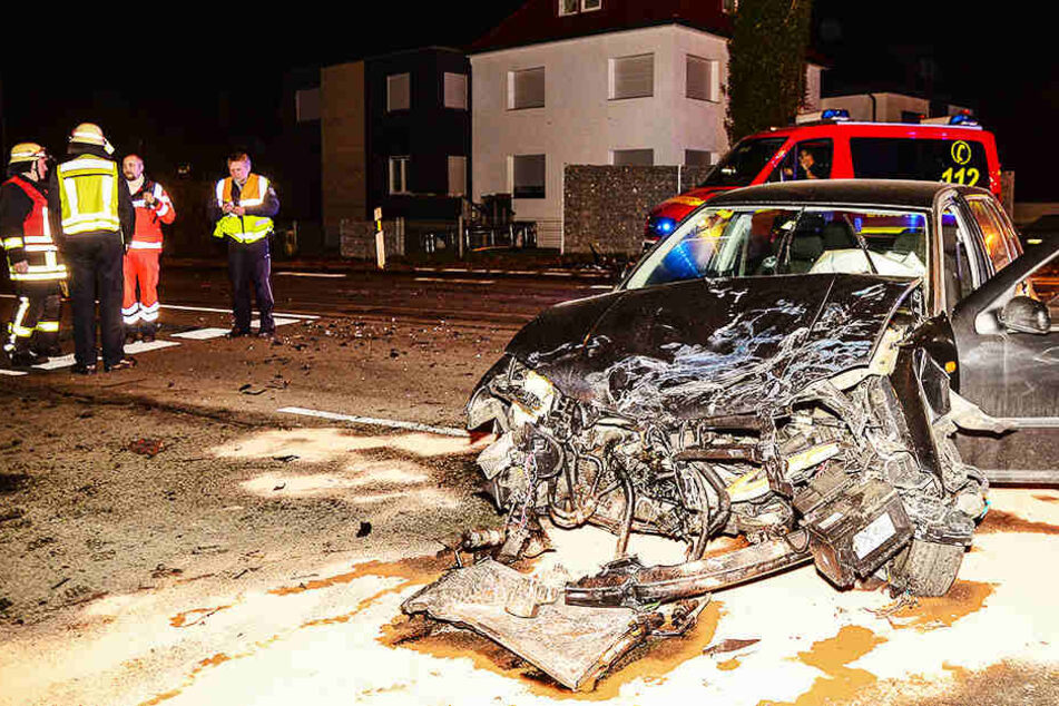 Bei dem Unfall auf der Kreuzung Brockhagener Straße und Queller Straße wurde eine Person schwer verletzt. Einem Mercedes-Fahrer gingen die Aufräum-Arbeiten nicht schnell genug.