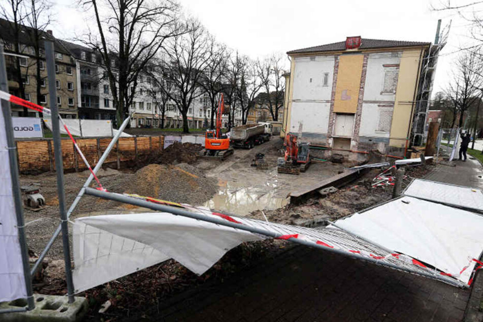 An der alten Handwerkskammer wurde ein Bauzaun umgeweht.