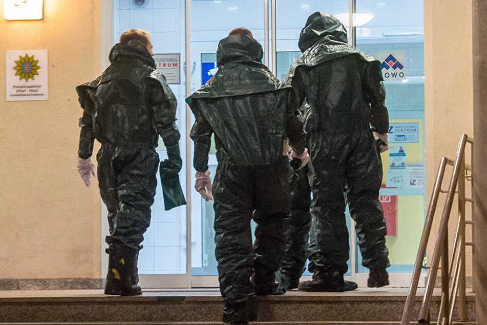 Feuerwehrmänner betraten nur mit Schutzanzügen die zugemüllte Wohnung.