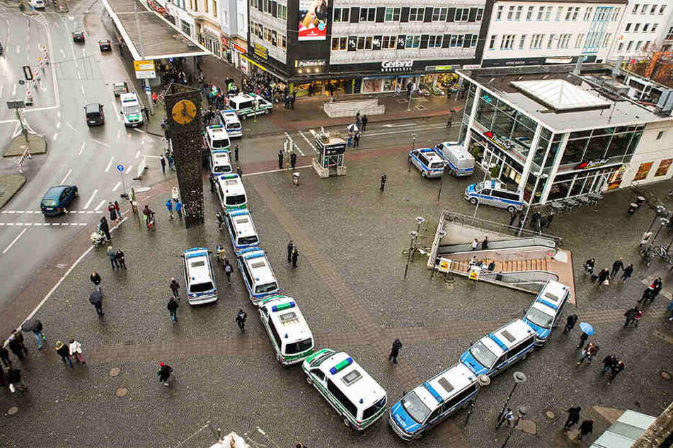 Mehrere Streifenwagen der Polizei sorgten dafür, dass die Demonstranten nicht durchkamen.