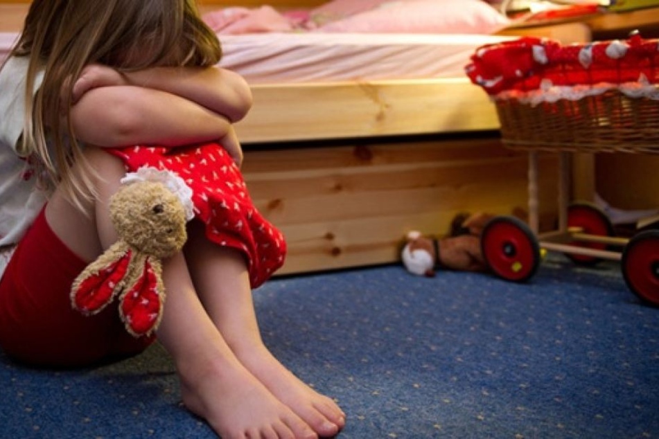 Laut dem Zwischenbericht haben sich die Eltern zu selten schützend vor die Kinder gestellt. (Symbolbild)