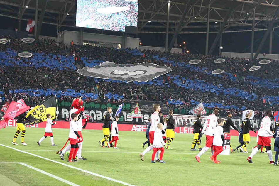 Ein in schwarz-blauen Transparanten gehüllter Block mit einem großen und acht kleinen Ovalen. Nicht jeder Beobachter wusste, was das sein sollte.