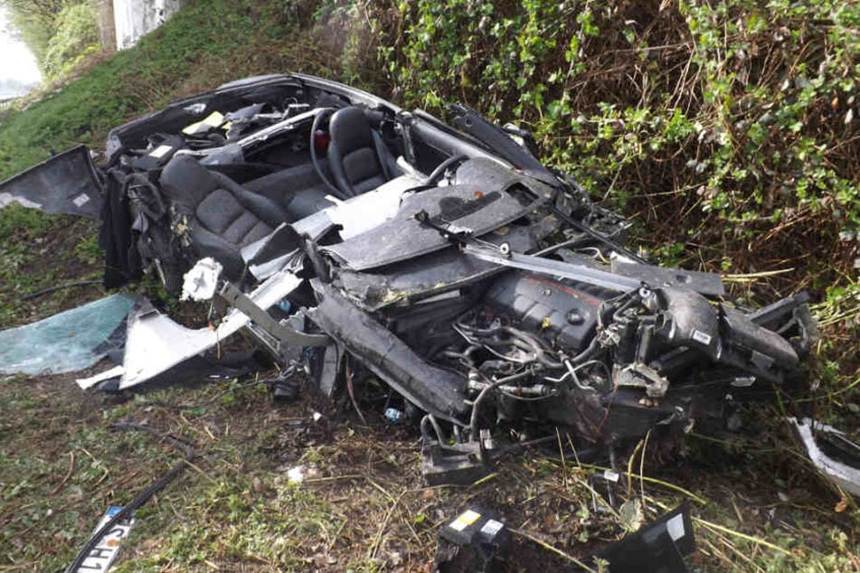 Der Sportwagen wurde bei dem Unfall vollständig zerstört.