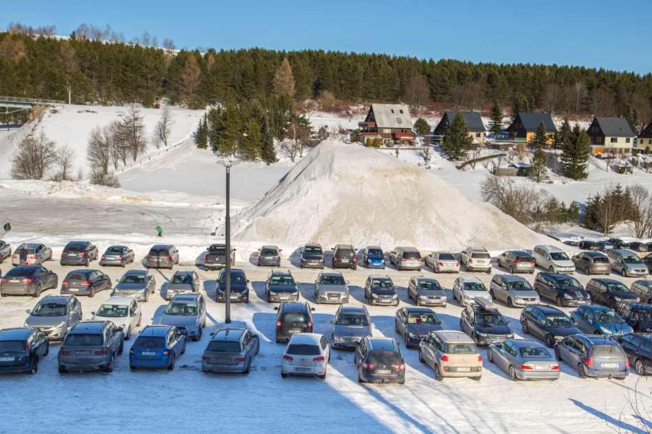 In Oberwiesenthal war am Sonnabend kaum ein freier Parkplatz zu finden.