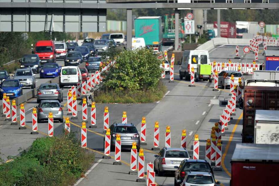 Der Autobahnverkehr wird an der Arbeitsstelle vorbeigeführt. (Symbolbild)