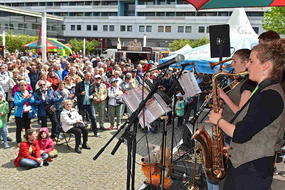 Auf der Jazzmeile in der Prager Straße ließen es „Rivertown Dixies Flöha“ am
Sonnabend ordentlich krachen.