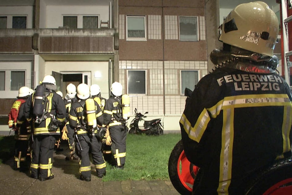 Die Feuerwehr konnte den Brand löschen. Acht Mieter wurden verletzt und mussten behandelt werden.