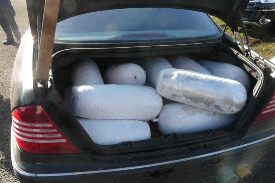 In dem Kofferraum des Mercedes fanden die Beamten 15 ungekühlte Dönerspieße.