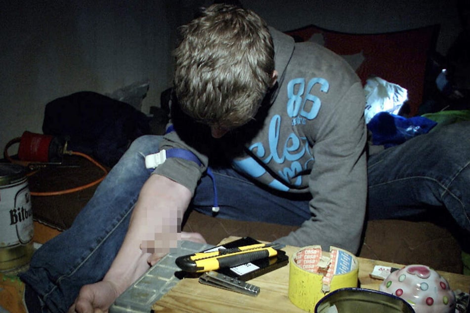 Enrico (40) setzt sich in der alten Hütte einen Schuss. Die hygienischen Zustände sind besorgniserregend, obwohl sie auf sterile Spritzen bestehen.