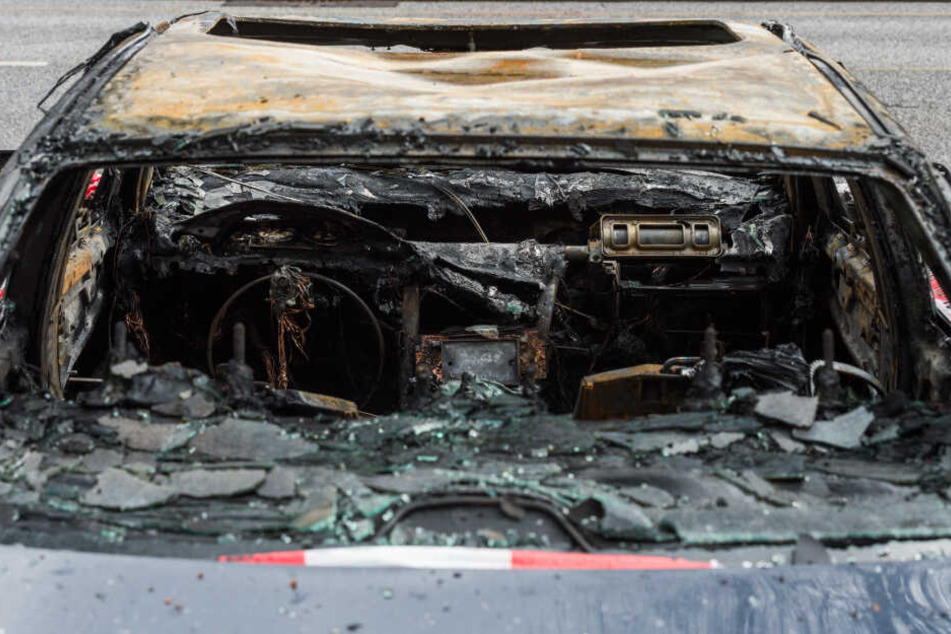 Das Auto ging in Flammen auf und brannte aus. (Symbolbild)