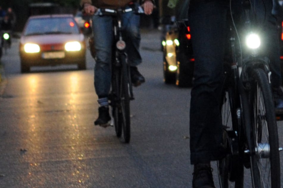 Der Radfahrer war im Dunkeln ohne Licht unterwegs, doch das war nicht sein einziges Vergehen. (Symbolbild)