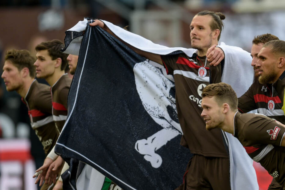Alex Meier (Mitte) jubelt mit seinen Mitspielern über einen Sieg.