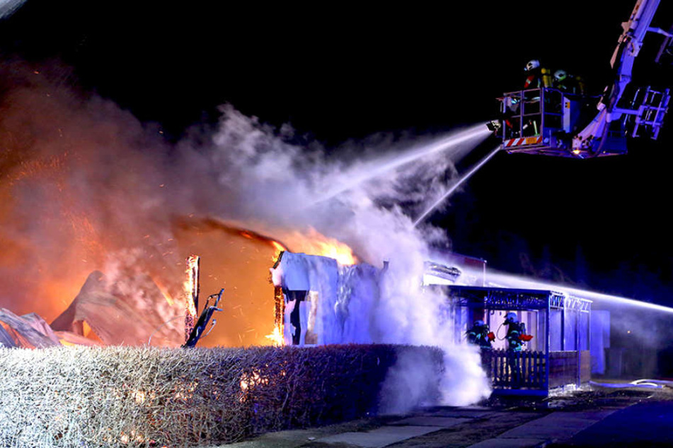 Mit mehreren Drehleitern versuchte die Feuerwehr das Vereinsheim zu
retten.