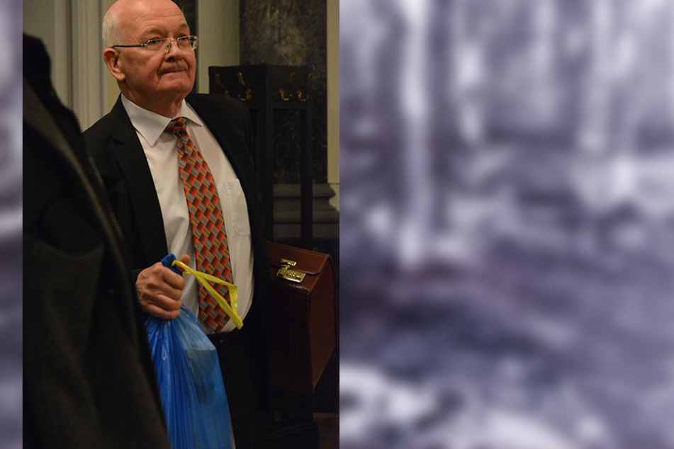 Der Gerichtsmedizinier Hans-Peter Kinzl brachte als Experte die Puppe mit ins Gericht.