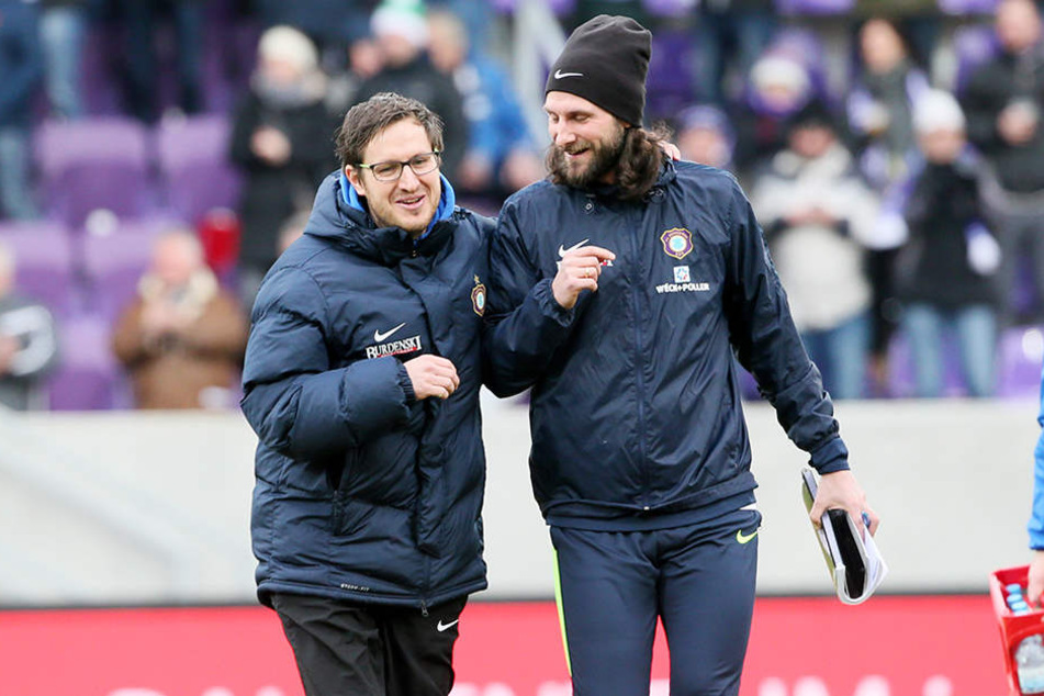 Sie wollenam Samstag in Kiel lachen und sich über drei Punkte freuen: FCE-Trainer Hannes Drews (l.) und sein Co Robin Lenk.