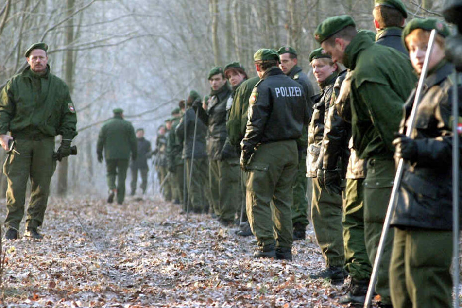 Direkt nach ihrem Verschwinden suchten zahlreiche Polizisten nach der seit 2001 vermissten Katrin Konert ein Waldstück ab.