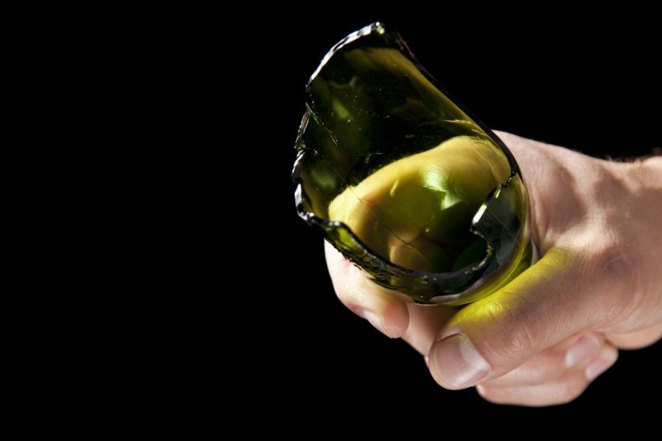 Die unbekannten Täter schlugen den jungen Mann mit einer Glasflasche auf den Kopf. (Symbolbild)