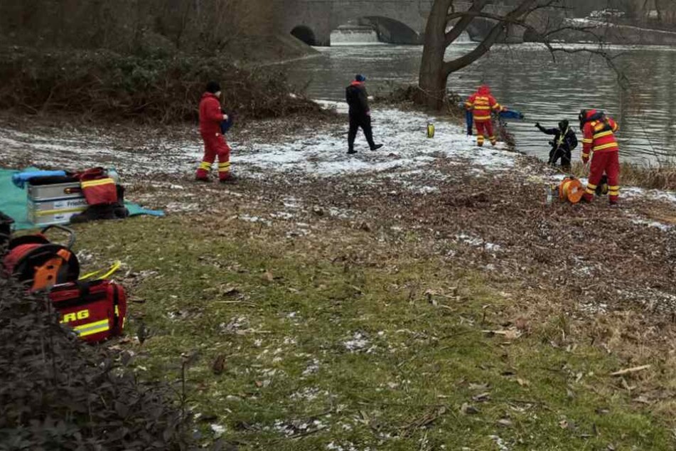 Ein Taucher steigt in das eiskalte Wasser des Elsterflutbeckens.