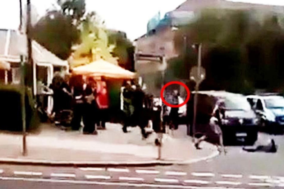 Eine Sequenz aus dem Video, das die Schießerei dokumentiert. Es ist der Moment, wo Hauptkommissar Mike Jacob (roter Kreis) seine Dienstwaffe zieht.