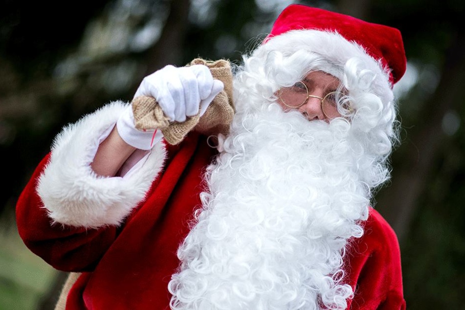 Her mit den singenden Weihnachtsmännern! 50 braucht der Verein, um die Wette zu gewinnen.