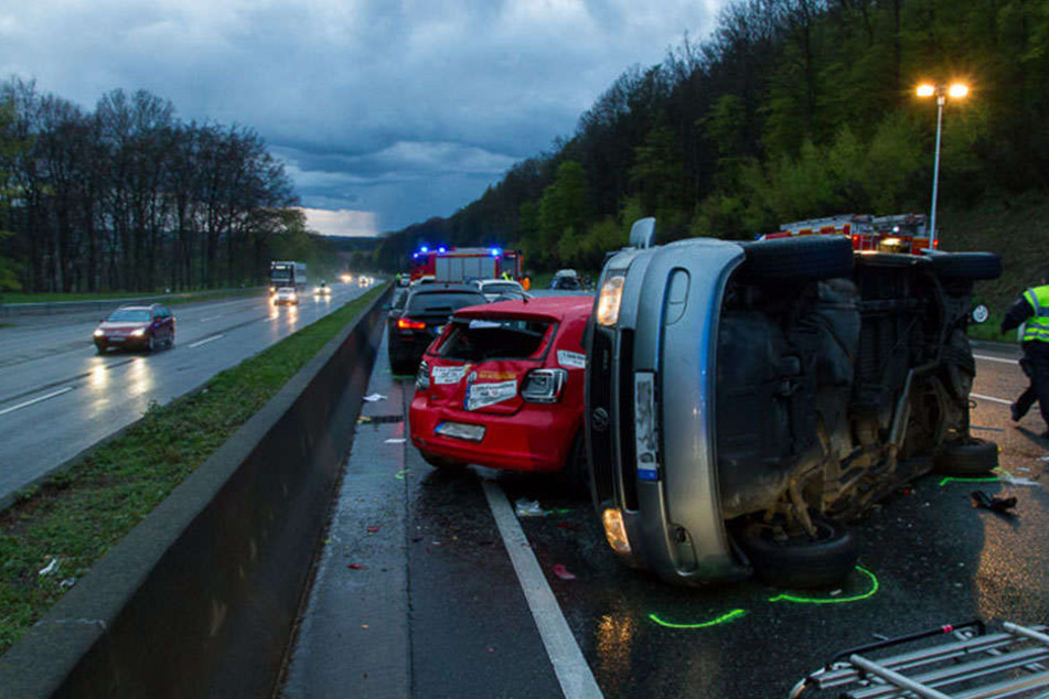 Ein Auto krachte bei der Massenkarambolage auf die Seite.