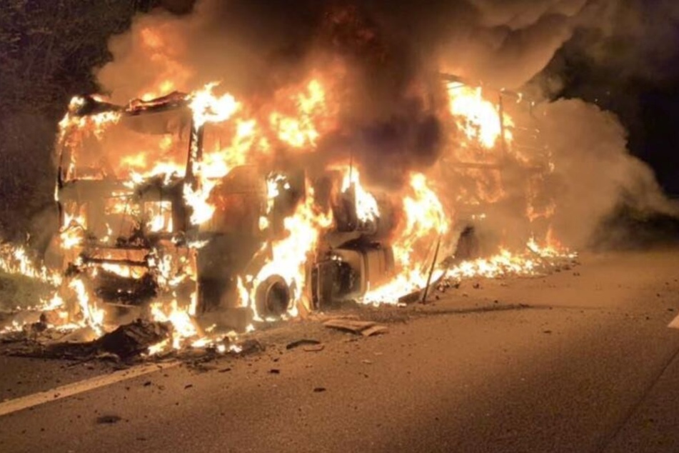 Der Sattelzug stand auf der A7 in Vollbrand.