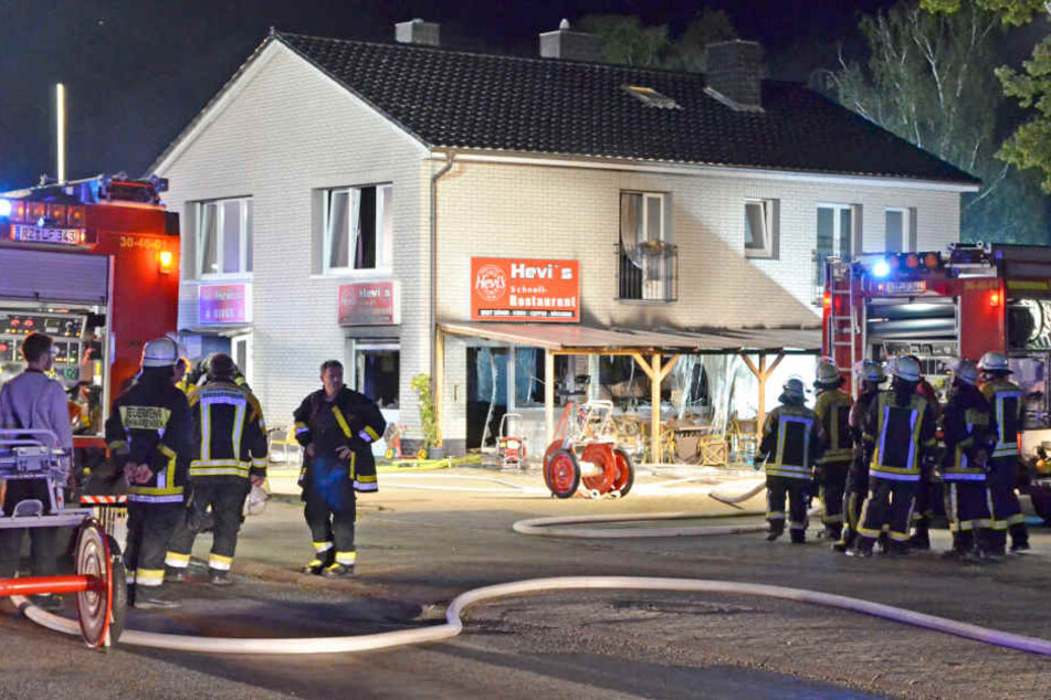 Die Feuerwehr steht nach den Löscharbeiten vor dem Imbiss.