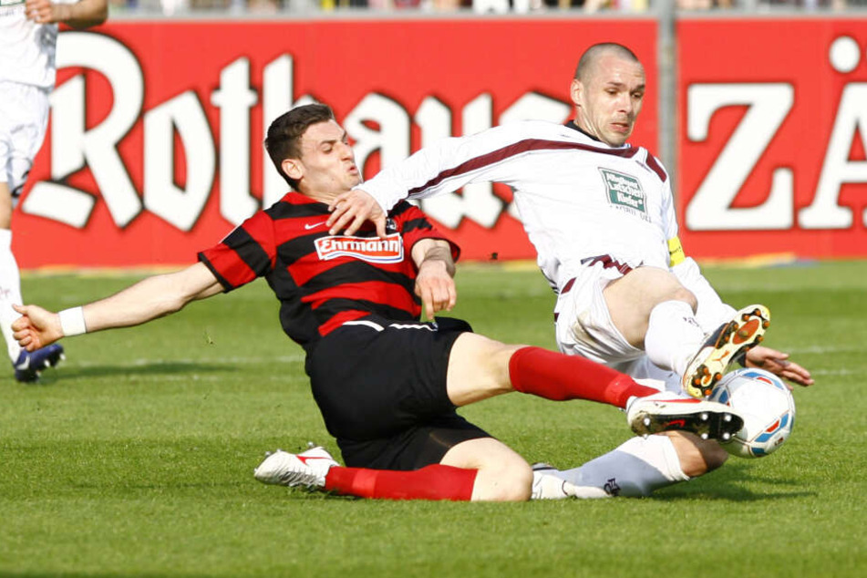 Zwischen 2010 und 2012 lief Christian Tiffert (r.), hier im Zweikampf mit Freiburgs Daniel Caligiuri, 63 Mal für den 1. FC Kaiserslautern in der Bundesliga auf. Im zweiten Jahr war er Kapitän.
