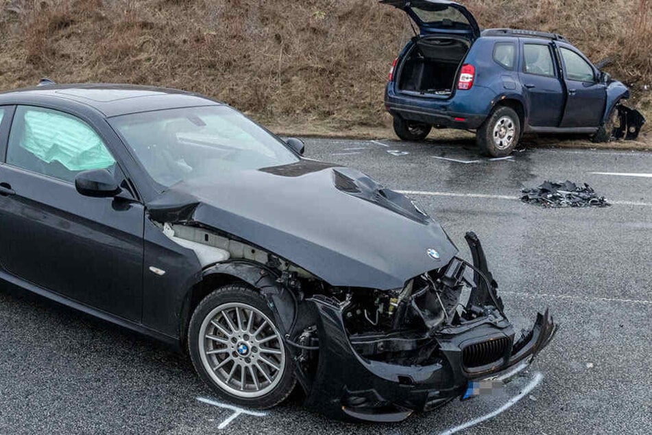 Ein Dacia und ein BMW stießen bei Pirna zusammen.