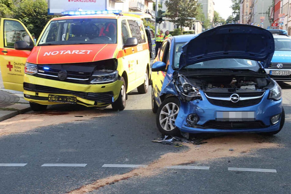 Opel und Notarztwagen kollidierten.