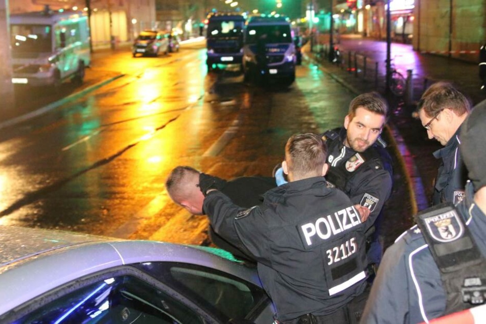 In den Auseinandersetzungen zwischen Polizei und den Party-Gästen musste ein Mann festgenommen werden.