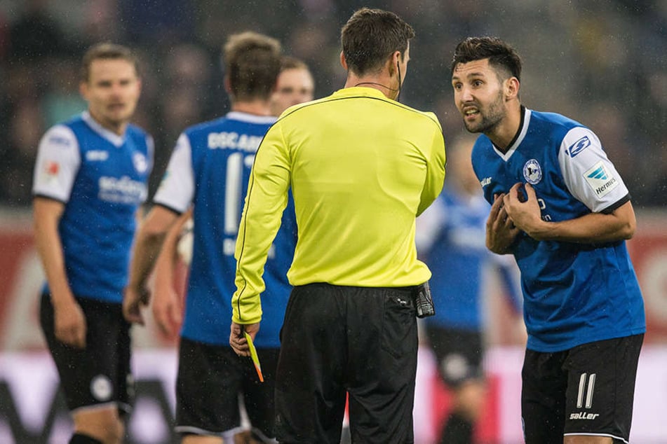 Schiedsrichter Christian Dietz schickt Salger vom Platz.