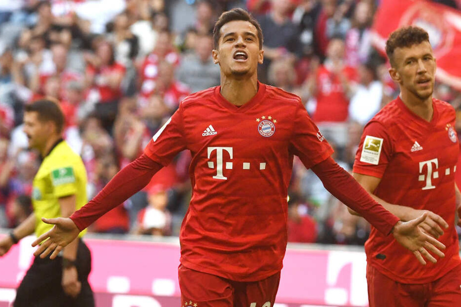 Bayern-Neuzugang Philippe Coutinho (M) jubelt über seinen Treffer zum ersten Elfmeter, der dann nochmal wiederholt wurde.