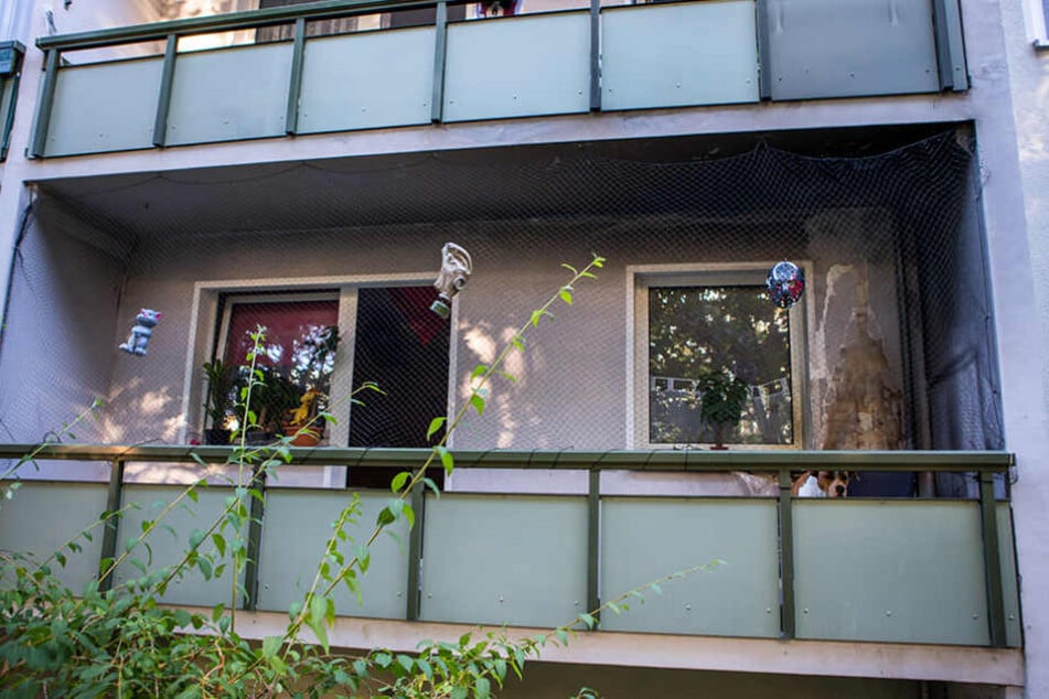 Auf dem Balkon dieser Erdgeschosswohnung brannte ein Sofa. Fast hätten die
Flammen auf die Wohnung übergegriffen.