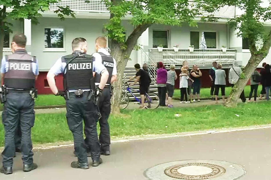 Die besorgten Nachbarn hatten gegen die Rückkehr des Tatverdächtigen protestiert.