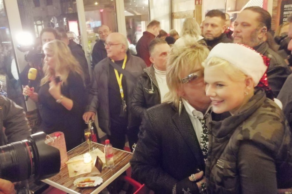 Melanie Müller posiert mit Bert Wollersheim und Nikolaus-Mütze vor den Kameras. Kurz zuvor flirtete sie den 66-Jährigen an.