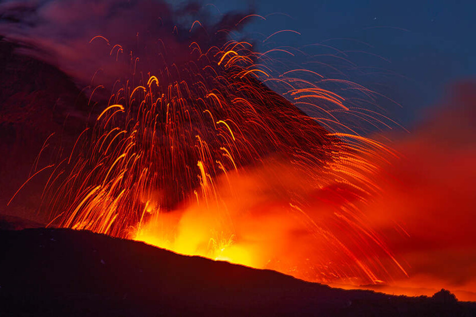 Aktivster Vulkan Europas spuckt wieder Lava und Asche! Gefahr für Touristen? - TAG24