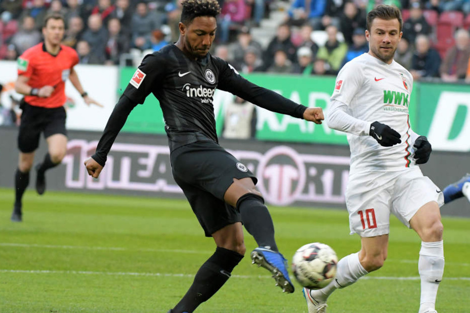 So schnell konnten Daniel Baier (Re.) und der FCA gar nicht schauen, da stand es schon 1:0 für die Eintracht. Torschütze: Jonathan de Guzmán.