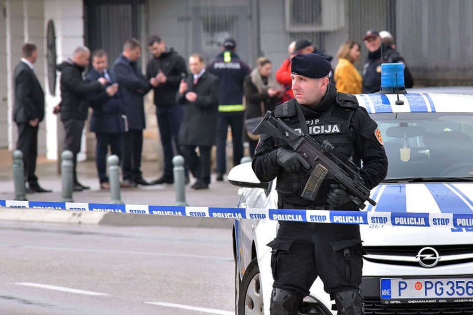 Die Polizei hatte mitgeteilt, sie habe bei dem Angreifer einen Abschiedsbrief gefunden. Einzelheiten daraus wurden jedoch nicht mitgeteilt.