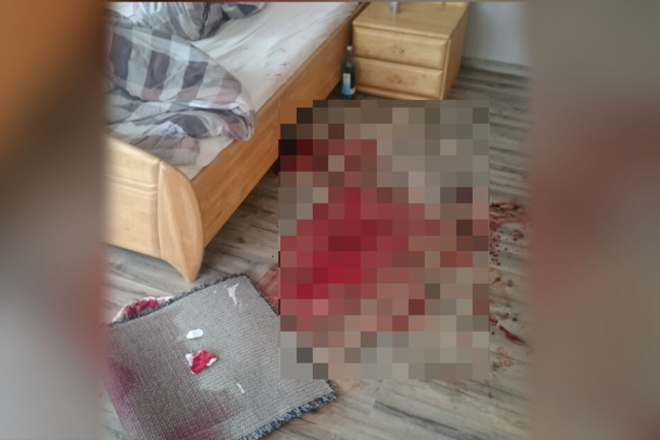 Dieses Schlafzimmer war mit Blutspuren übersäht.