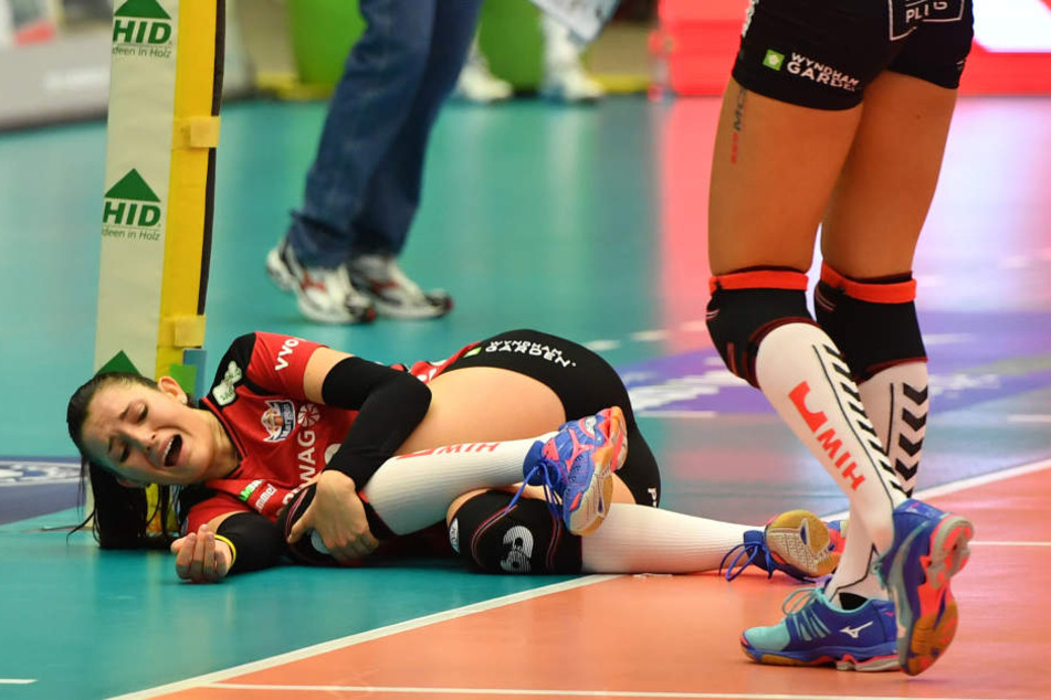 Der Schockmoment, in dem sich Eva Hodanova vom DSC das verletzte Knie hält.