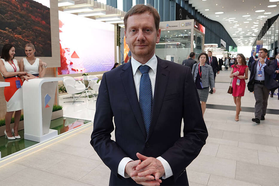 Michael Kretschmer (44, CDU) steht in einer Halle des Wirtschaftsforums.