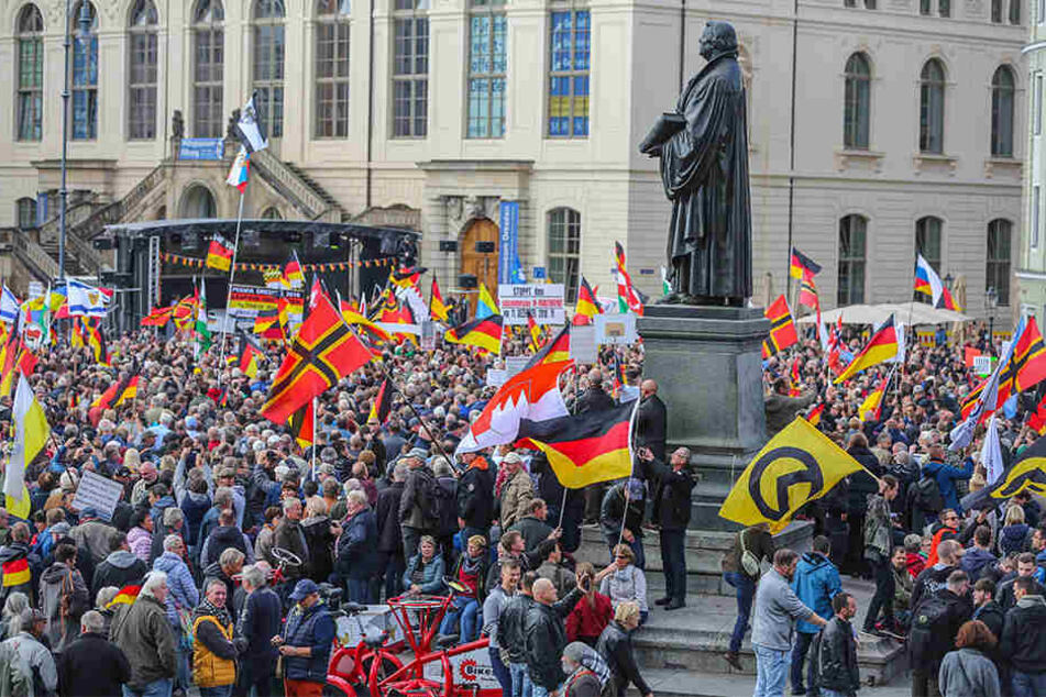 Identitäre nahmen im Herbst 2016 auch an der Jubiläums-Kundgebung von PEGIDA teil.